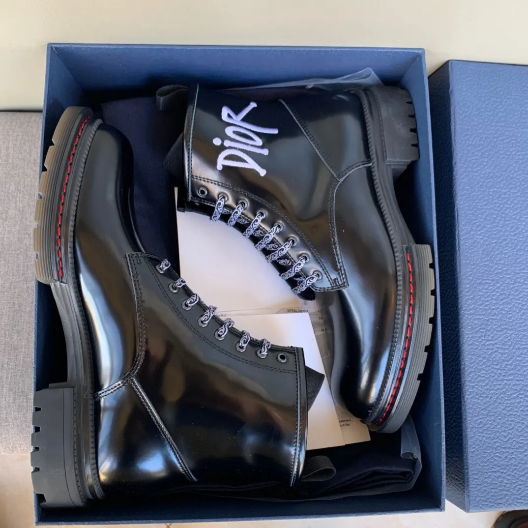 [DIOR] Top P: 1000💰 Number of yards: 39~44 (38.45 custom-made, non-refundable) Dior Dior~ Winter series, original 1:1 development Casual men's leather shoes Heavy investment, shoes and boots are made of imported cowhide + imported Dior special fabric Not easy to deform black cowhide lining Dior large hardware inlay Original TPU vacuum outsole, black cowhide Black open edge beads Military green suede Black suede Khaki suede leather is crafted by a large factory, and the perfect product is only prepared for you who know your taste! Any comparisons are welcome.
